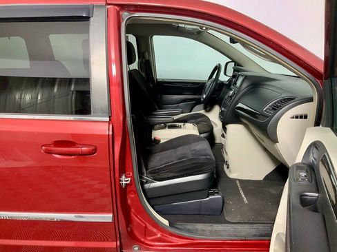 Used 2014 Chrysler Town & Country Touring FWD image 29