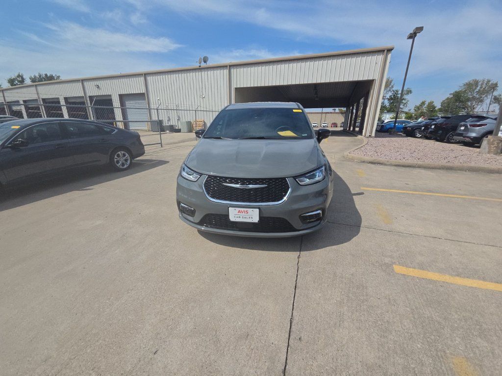 Used 2025 Chrysler Pacifica Select FWD image 5