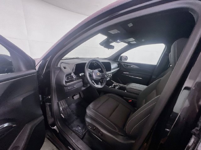 Used 2025 Chevrolet Traverse LT FWD image 17