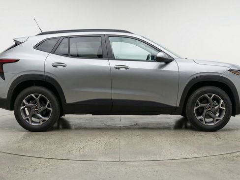 Used 2025 Chevrolet Trax LT w/ LT Convenience Package image 11