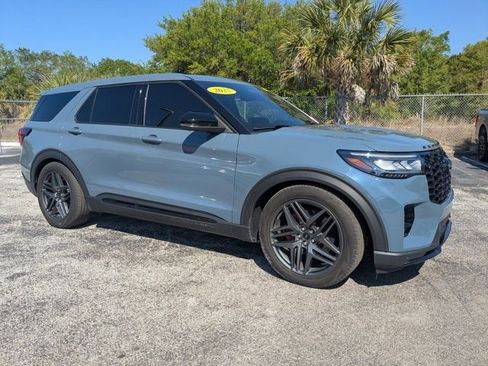 Used 2025 Ford Explorer ST image 3