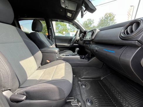 Used 2021 Toyota Tacoma TRD Sport AWD/4WD image 38