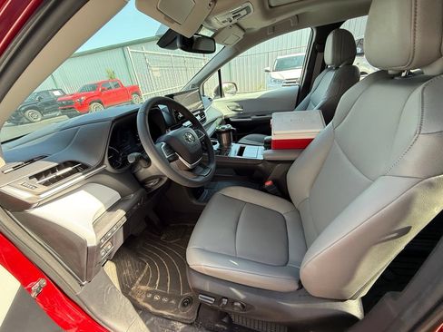 Used 2025 Toyota Sienna XLE w/ XLE Plus Package AWD/4WD image 6
