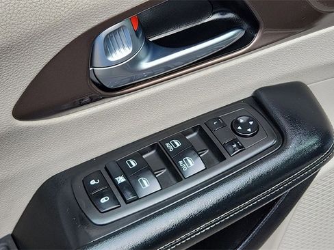 Used 2022 Chrysler Voyager LX image 17
