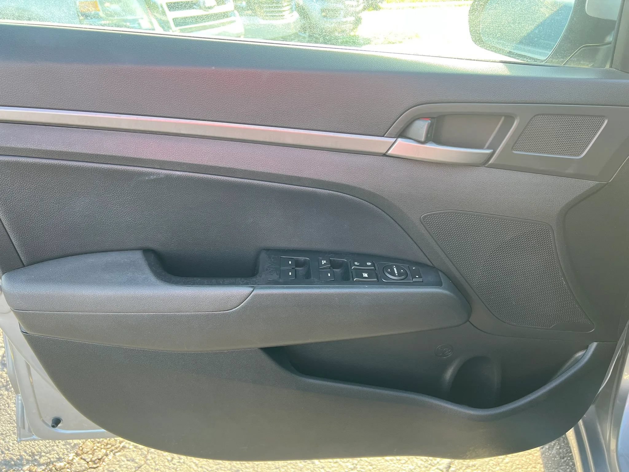 Used 2017 Hyundai Elantra Limited FWD image 9