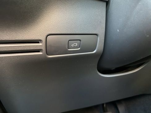 Certified 2025 Volvo XC40 B5 Core image 31