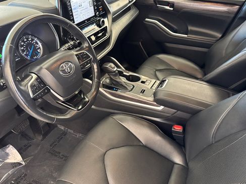 Used 2021 Toyota Highlander Limited image 10