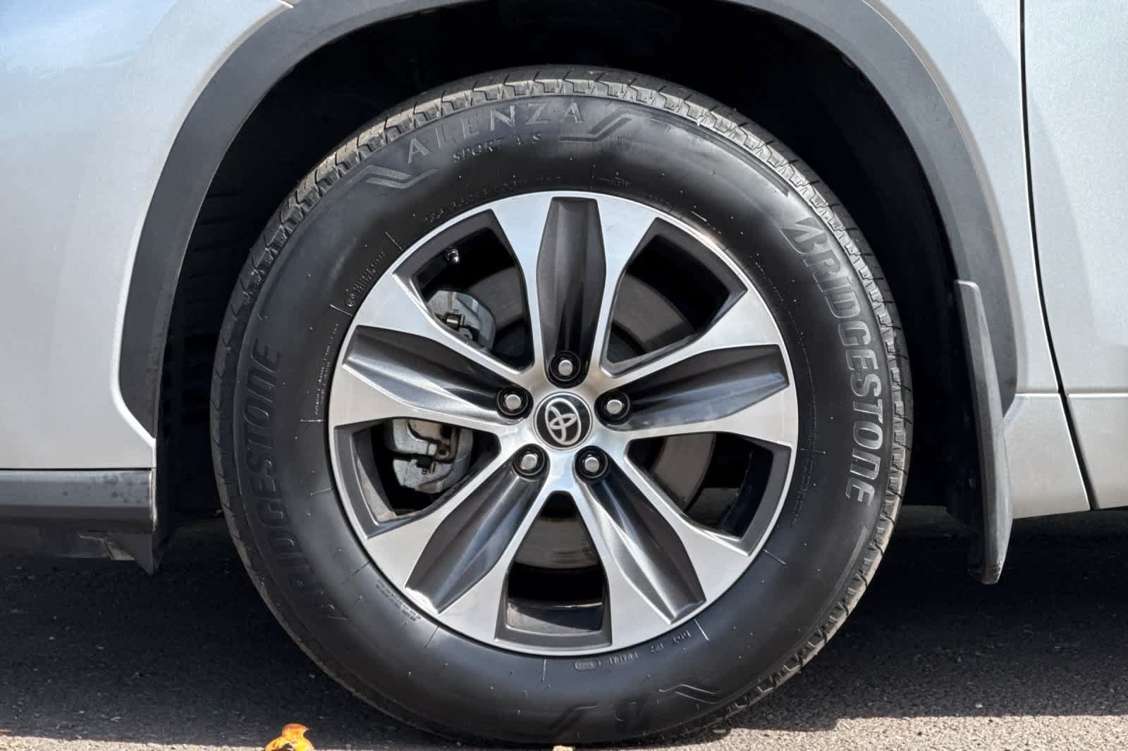 Used 2022 Toyota Highlander XLE AWD/4WD image 27