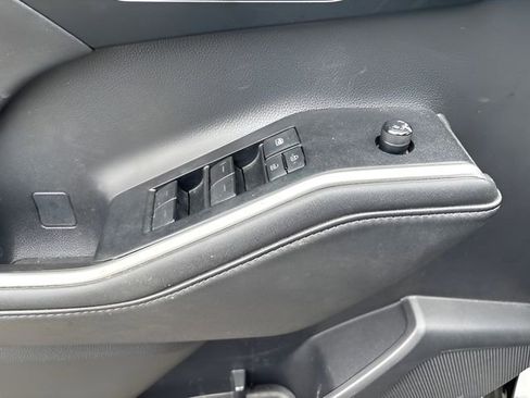 Used 2020 Toyota Highlander XLE AWD/4WD image 10