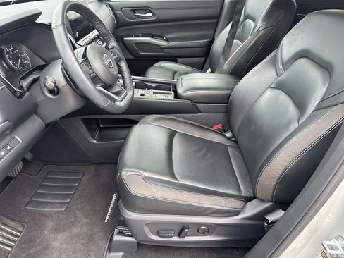 Used 2023 Nissan Pathfinder SL w/ SL Premium Package FWD image 10