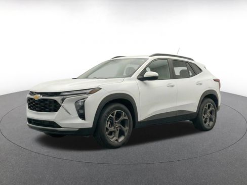Used 2025 Chevrolet Trax LT w/ LT Convenience Package FWD image 3