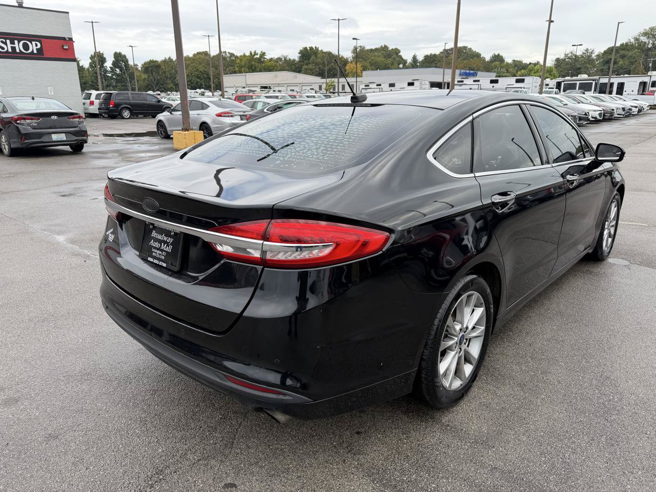 Used 2017 Ford Fusion SE w/ Fusion SE Technology Package FWD image 3