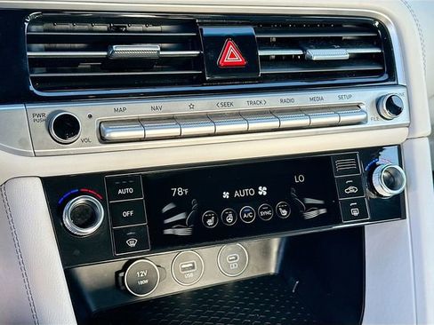 Used 2025 Genesis G70 2.5T image 16