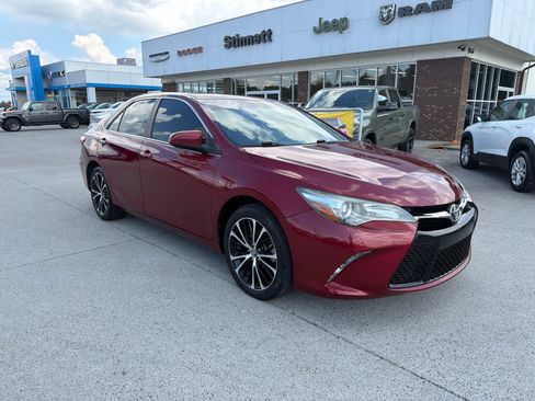 Used 2017 Toyota Camry SE w/ Moonroof Package FWD image 4
