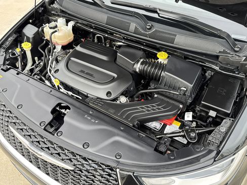 Used 2023 Chrysler Pacifica Touring-L image 41