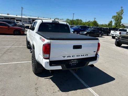 Used 2017 Toyota Tacoma TRD Sport AWD/4WD image 19