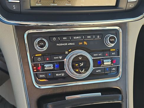 Used 2018 Lincoln Continental Reserve image 24