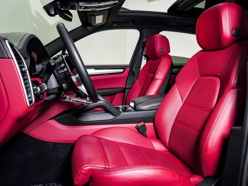 Certified 2023 Porsche Cayenne Platinum Edition image 5