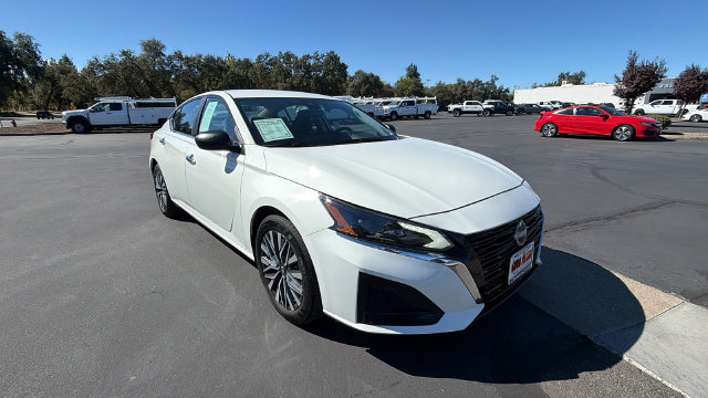 Used 2025 Nissan Altima 2.5 SV FWD image 2