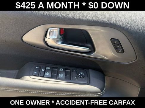 Used 2025 Chrysler Pacifica Select FWD image 13