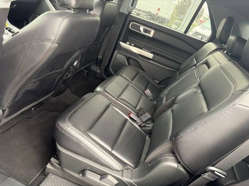 Used 2021 Ford Explorer XLT w/ Equipment Group 202A AWD/4WD image 10