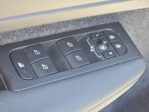 Used 2022 Volvo XC40 T5 R-Design w/ Climate Package image 16