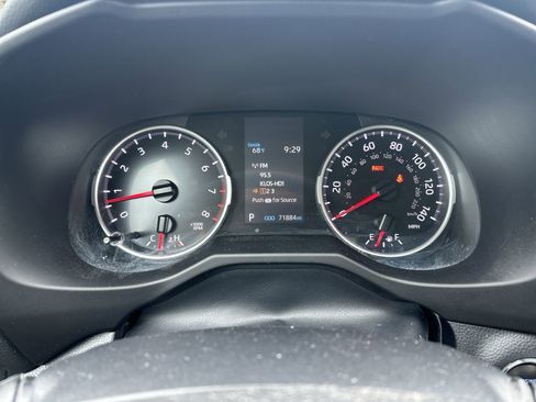 Used 2022 Toyota RAV4 XLE Premium FWD image 10