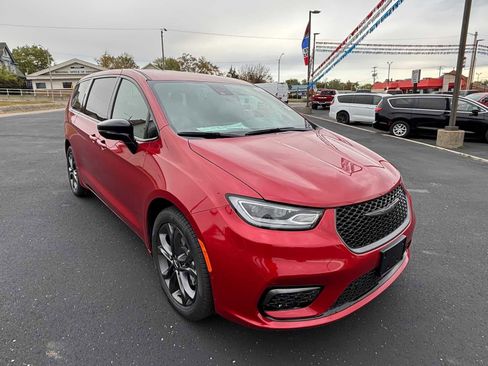 New 2026 Chrysler Pacifica Select image 3