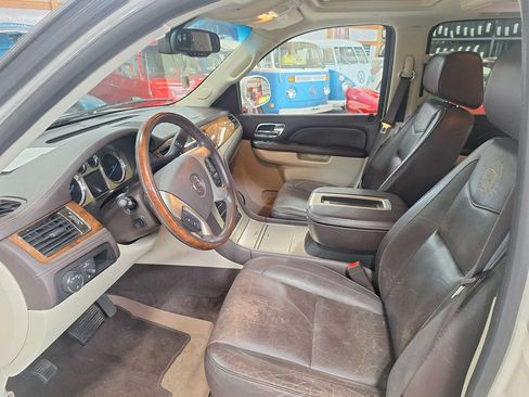 Used 2011 Cadillac Escalade ESV Platinum AWD/4WD image 14