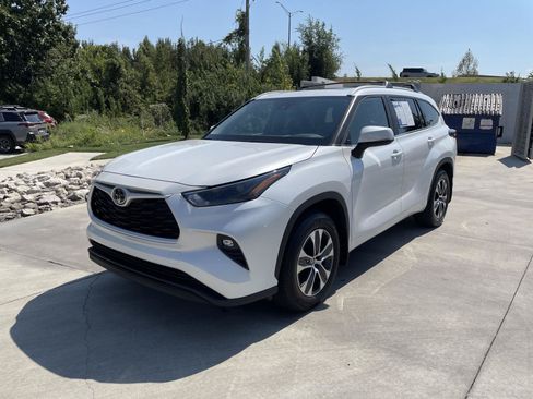 Used 2025 Toyota Highlander XLE AWD/4WD image 12
