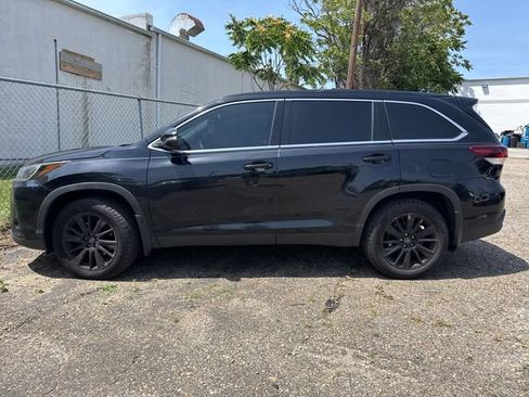 Used 2019 Toyota Highlander SE w/ Carpet Mat Package (TMS) AWD/4WD image 2