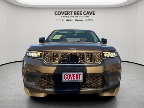 Used 2022 Jeep Grand Cherokee Laredo w/ Luxury Tech Group I image 2