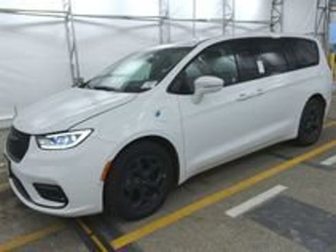 Used 2022 Chrysler Pacifica Limited w/ Uconnect Theater Family Group FWD image 23