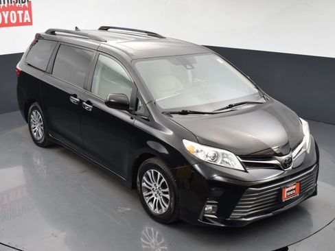 Used 2020 Toyota Sienna XLE image 28
