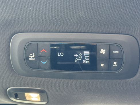 Used 2025 Chrysler Pacifica Limited FWD image 25
