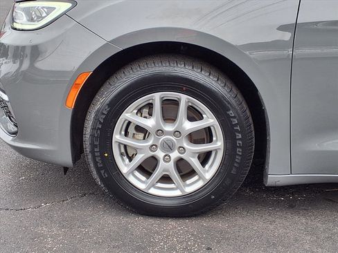 Used 2022 Chrysler Pacifica Touring-L image 24