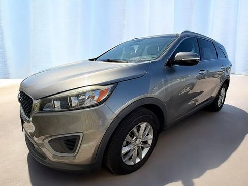 Used 2016 Kia Sorento LX image 19