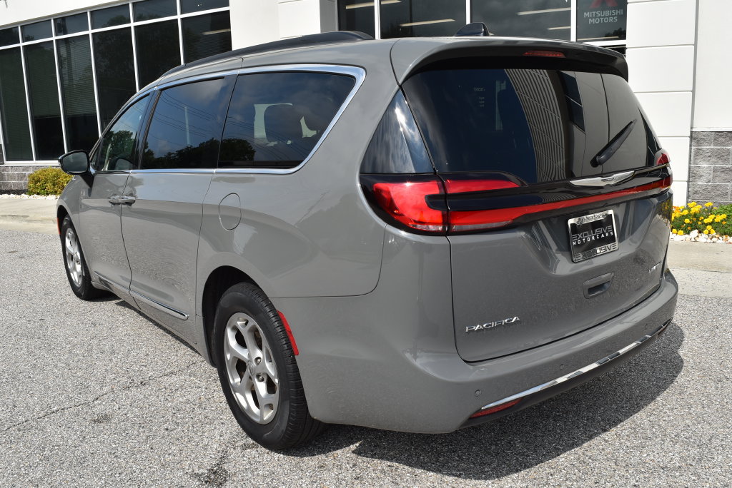 Used 2023 Chrysler Pacifica Limited FWD image 5