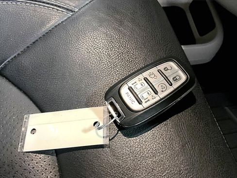 Used 2022 Chrysler Pacifica Touring-L image 34