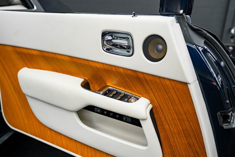 Used 2015 Rolls-Royce Wraith RWD image 31