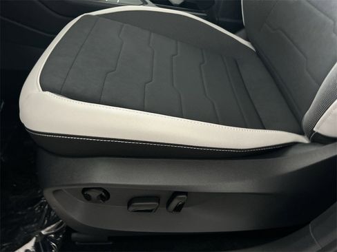 New 2026 Volkswagen Taos SE image 12