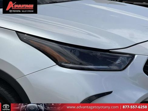 Used 2022 Toyota Highlander XSE FWD image 12