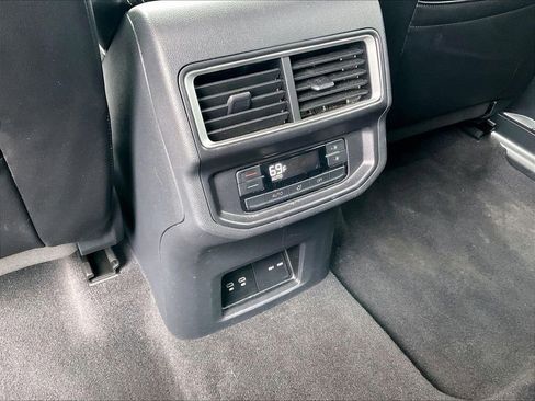 Used 2025 Volkswagen Atlas SE image 26