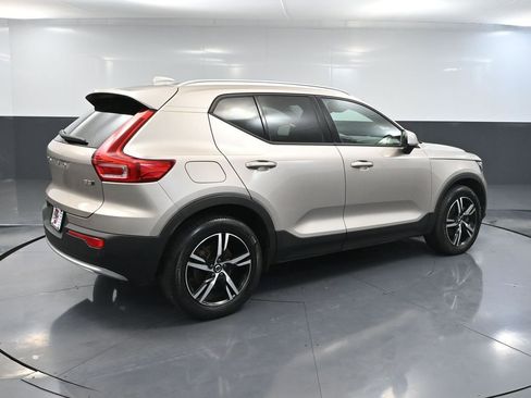 Used 2023 Volvo XC40 B5 Core image 6