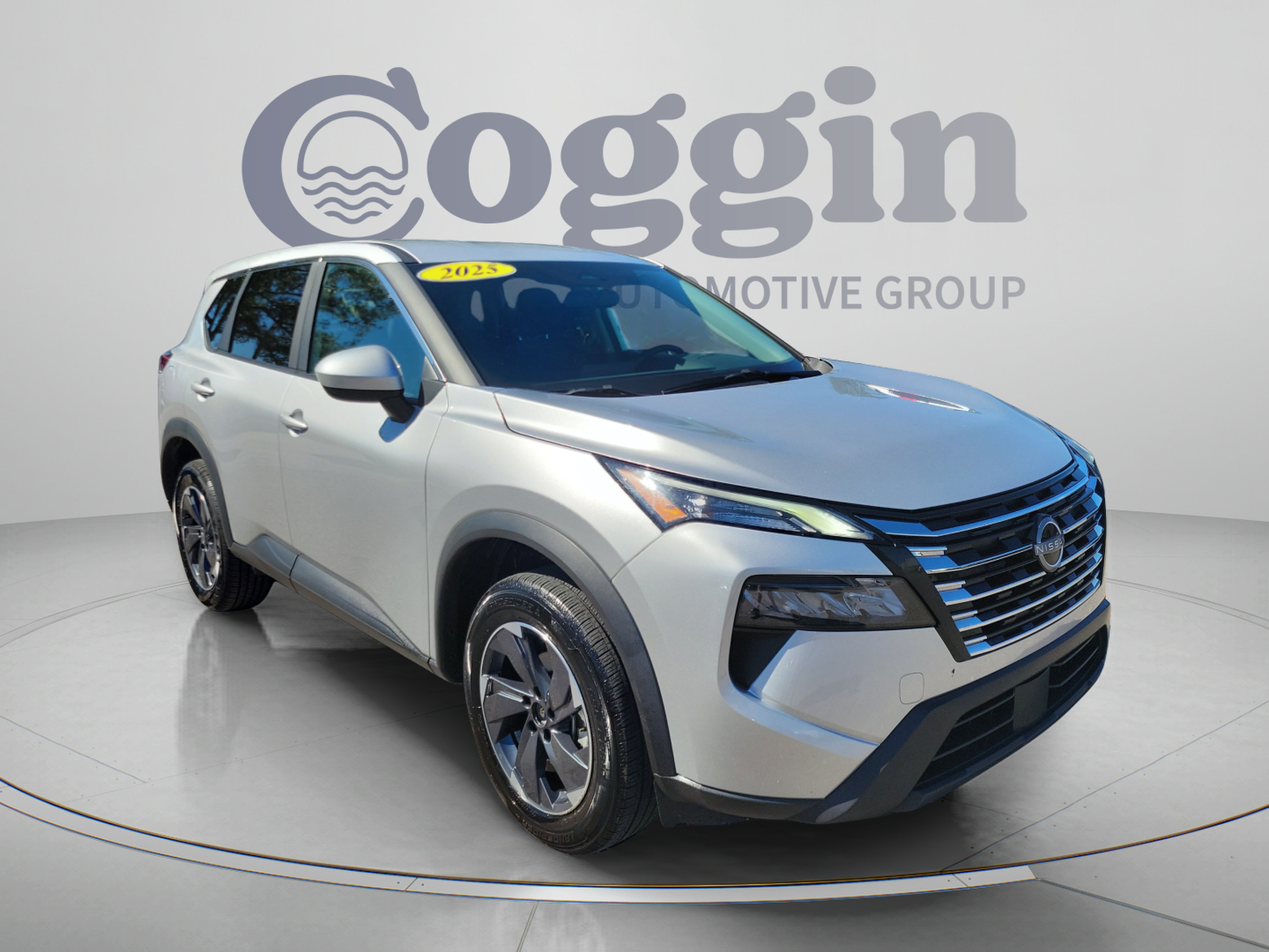 Used 2025 Nissan Rogue SV FWD image 4