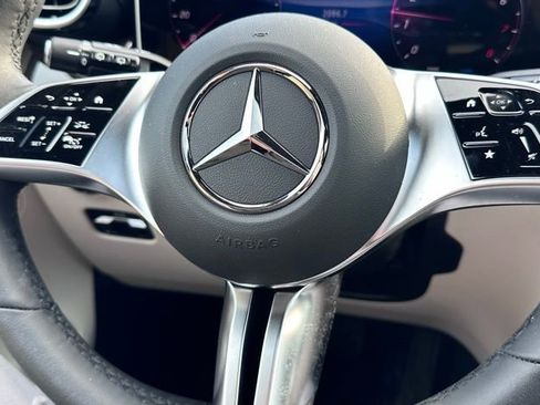 Used 2025 Mercedes-Benz GLC 300 4MATIC image 17