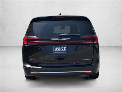 Used 2023 Chrysler Pacifica Touring-L FWD image 6