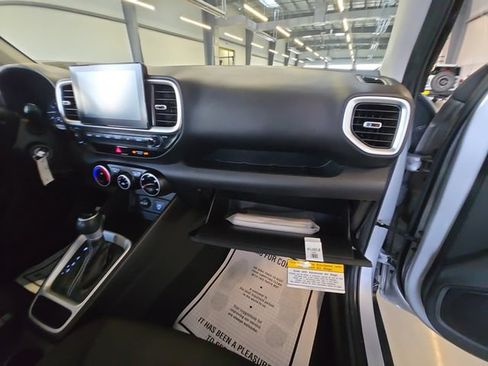 Used 2020 Hyundai Venue SE FWD image 30