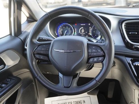Used 2022 Chrysler Pacifica Touring image 19
