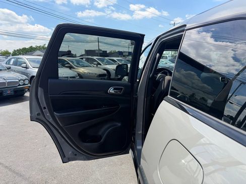 Used 2019 Jeep Grand Cherokee Laredo AWD/4WD image 38